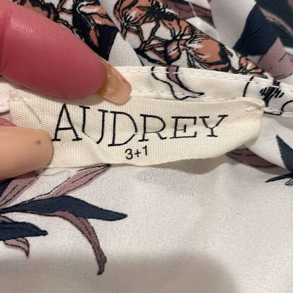 Audrey 3+1 floral shorts romper with bell sleeves | size M - Picture 7 of 8